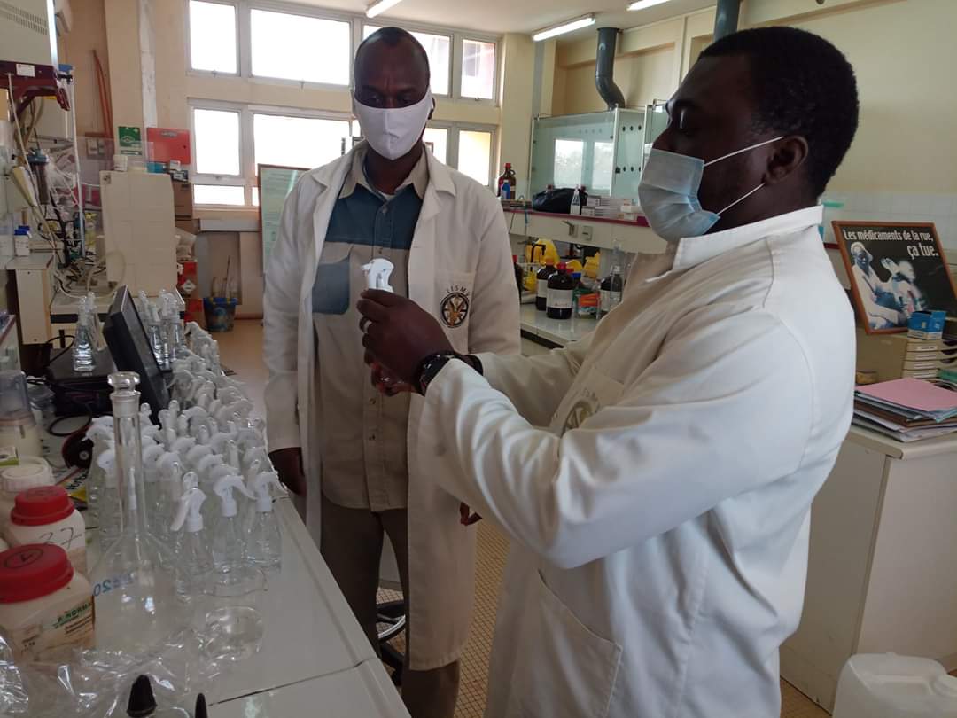 Dr_Ibrahim_A_A's tweet image. Et voilà, un geste à encourager ! 
Le laboratoire de Contrôle de Médicaments Vétérinaires #LACOMEV produit des solutions et gels Hydro Alcooliques.