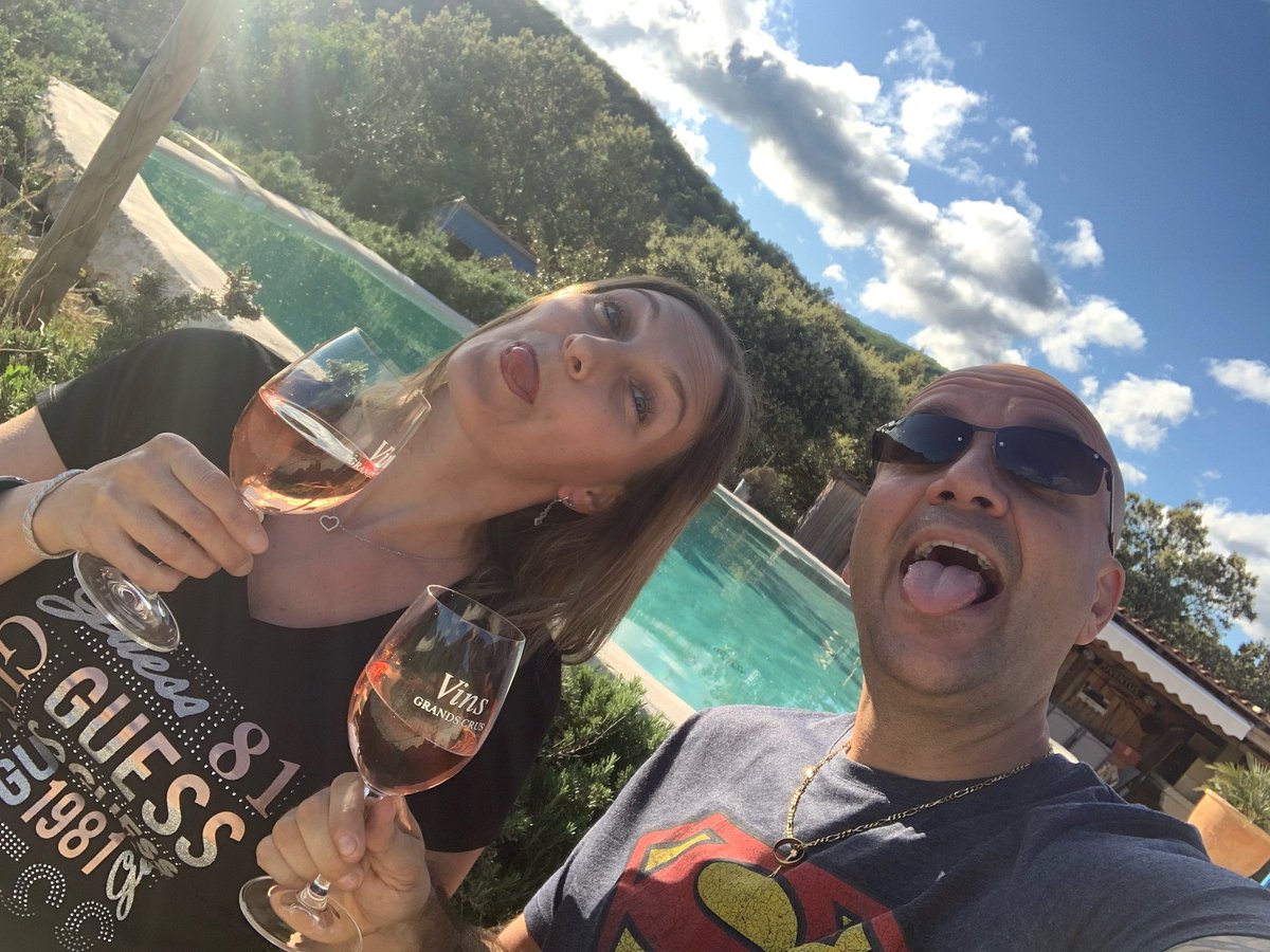 DiTullioJM's tweet photo. Prévision pour ce soir: 
99% de chances de finir avec un verre de vin à la main. 
Bonne soirée et bon confinement les gens...

#RestezChezVous #Confinement 
#Occitanie #passionné #LaVieEstBelle #MiaCasa 🥰
#ensembleàlamaison #RestezChezVousBordel #LeSud #NouvelleVie https://t.co/AtApfLfcxA