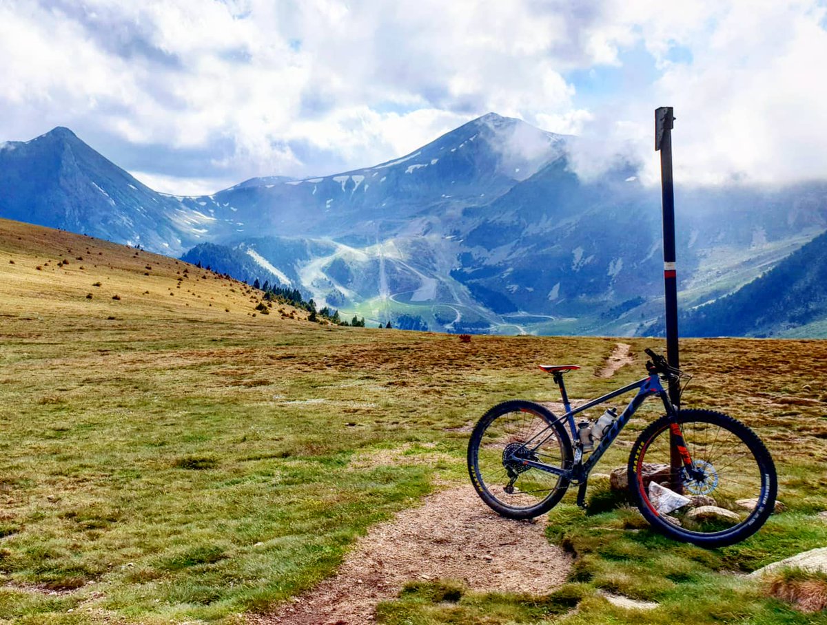 ricardrigall's tweet photo. Llàstima de no viure a Setcases i no poder anar a pedalar a partir de dissabte per l'altiplà de Coma Ermada (2.400 m). Al fons, el Gra de Fajol, el Coll de la Marrana i Bastiments. #setcases #comaermada #gradefajol #colldelamarrana #bastiments #ripollès #btt #mtb #primavera2019 https://t.co/1qTlOTxd5V