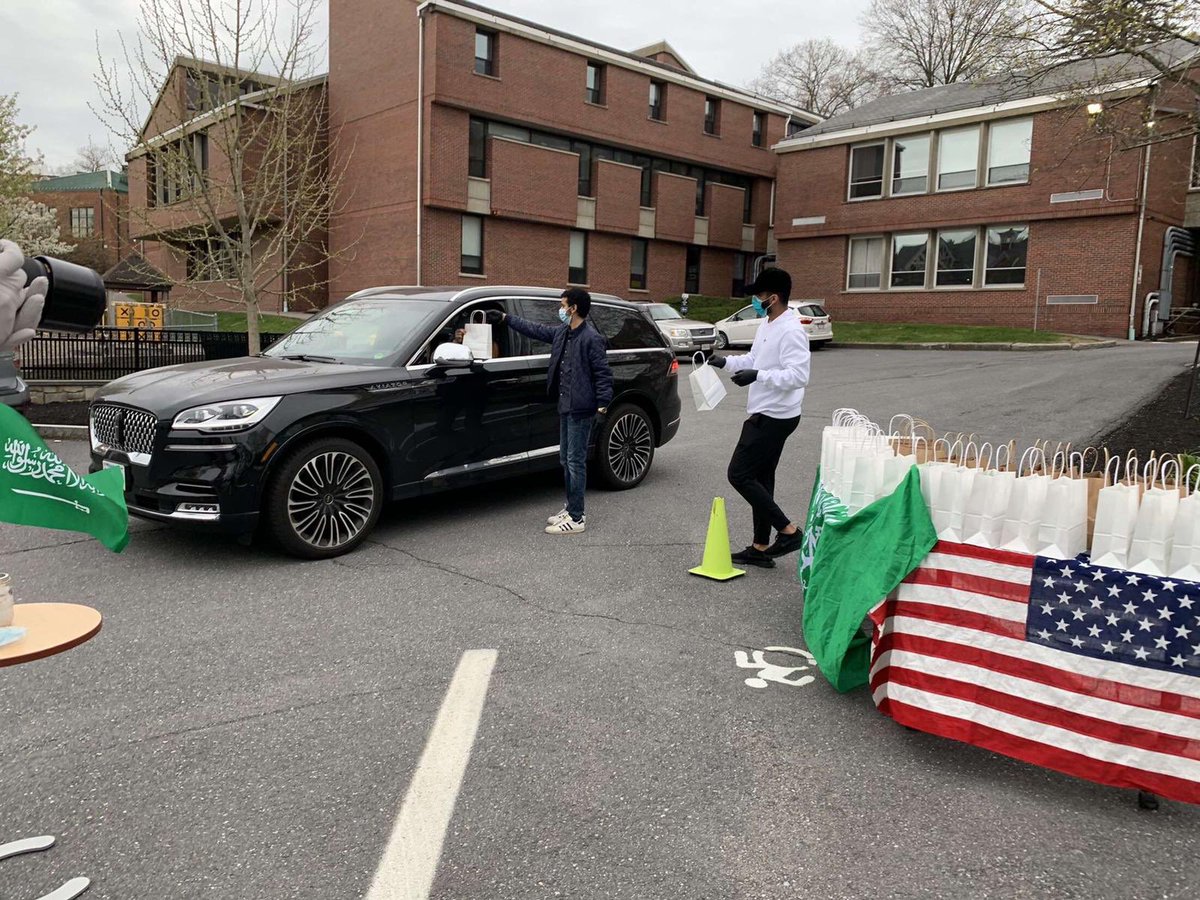 LASELLSA's tweet image. الحمدلله حمداً كثيراً 🇸🇦💚 .. 
بفضل الله ثم بفضل دولتنا الحبيية تم توزيع جميع المستلزمات الصحية على جميع الطلاب السعوديين...