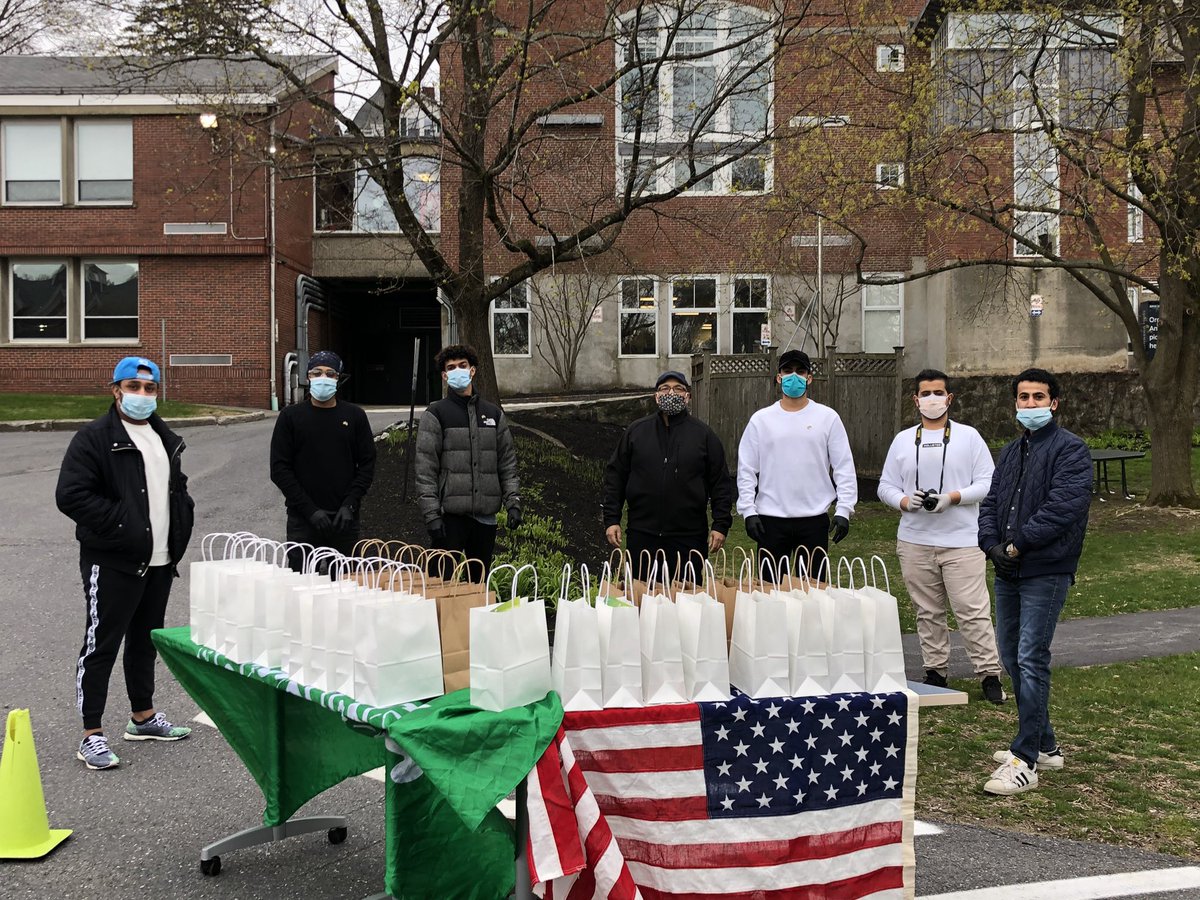 LASELLSA's tweet image. الحمدلله حمداً كثيراً 🇸🇦💚 .. 
بفضل الله ثم بفضل دولتنا الحبيية تم توزيع جميع المستلزمات الصحية على جميع الطلاب السعوديين...