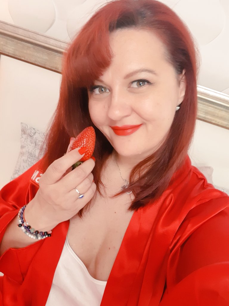 MelodyEllisa's tweet photo. You are Berry🍓 special. I'd pick you... #strawberrylove #redstyle #redsmile #livejasmin #redlips #redheaded #ThursdayThoughts https://t.co/NQOp512veA