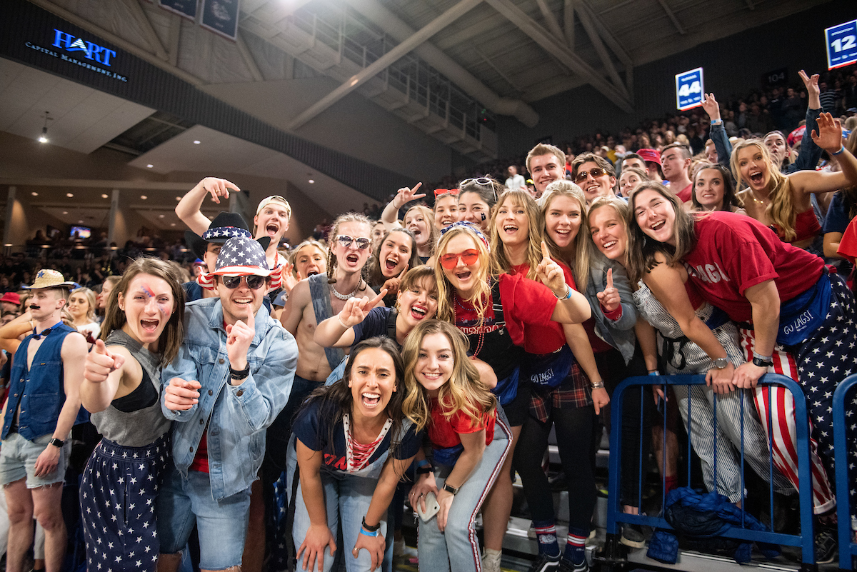 GonzagaU's tweet photo. 8 Things You Should Know About the Best Fans in the Nation💙❤️ @ZagKennelClub  
https://t.co/yI4TDNizt1 https://t.co/zzgr07NorF