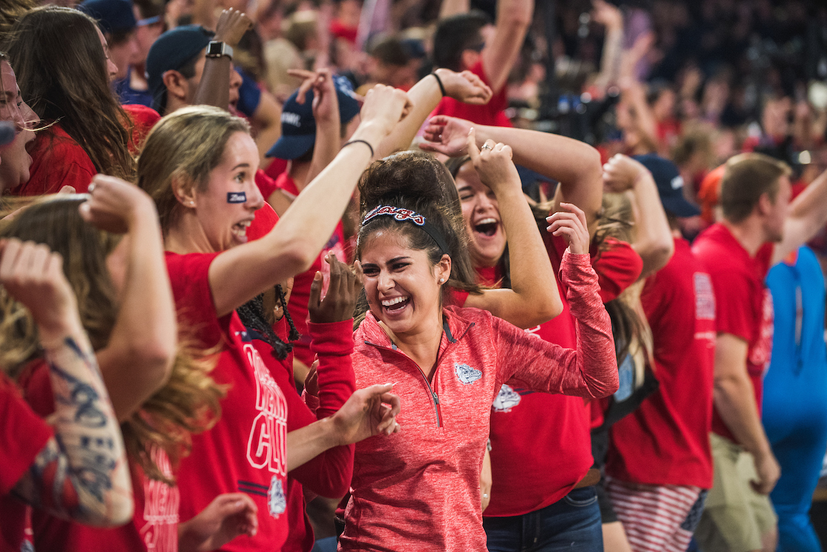 GonzagaU's tweet photo. 8 Things You Should Know About the Best Fans in the Nation💙❤️ @ZagKennelClub  
https://t.co/yI4TDNizt1 https://t.co/zzgr07NorF