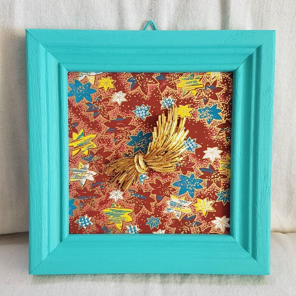 fivebluebuttons's tweet photo. Mother's Day sale!

Mounted vintage brooch on Japanese paper. Wood frame. Measures ca. 5×5.
$20.00 + shipping.
If you live in eastern PEI (King's County), I can deliver it to your doorstep for $5.00 (but I will not come in 😷).
Cash, cheque or e-transfer accepted. https://t.co/gm5kXFDCoE