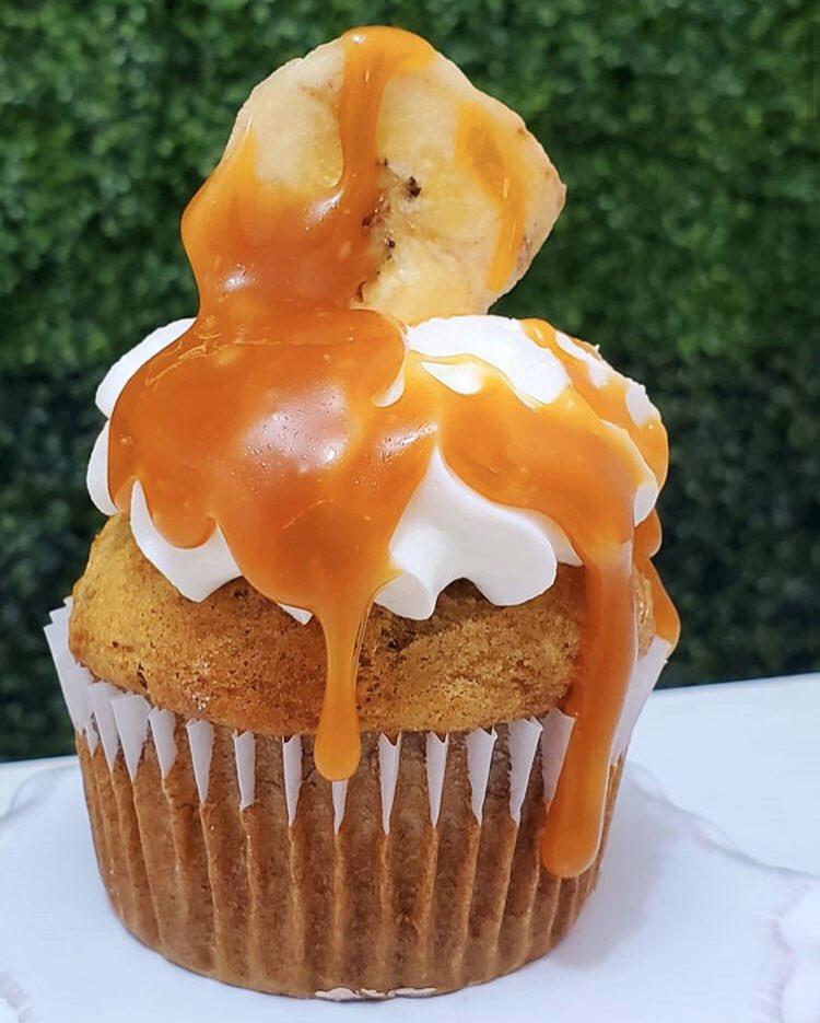 SugarCreations1's tweet photo. 🚨NEW CUPCAKE ALERT🚨
.
.
Les presentamos nuestro nuevo producto Banana Caramel Salted 😍
.
Es un delicioso cupcake de guineo🍌, relleno con nueces🥜 y crema de queso🧀. Decorado con frosting de queso y exquisito caramel Salted. 

Ordenalo en⬇️
https://t.co/RsBSbi0W0P https://t.co/ESjQ4wNCTV
