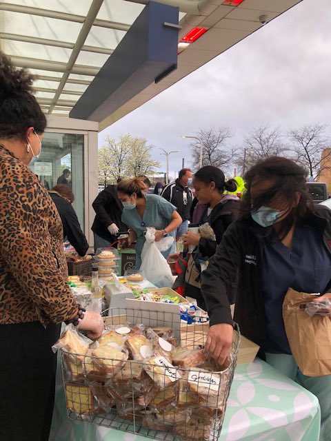 Spreading the love! 💕 Yesterday we provided boxed meals to the crew at <a href="/WestSuburbanMC/">WestSuburbanMC</a>, thanks to another generous donation by @TonyRomanucci . And this morning we set up shop outside <a href="/CookCtyHealth/">Cook County Health</a> giving out coffee and pastries, courtesy of the generosity of <a href="/IsraelinChicago/">Israel in Chicago</a>!