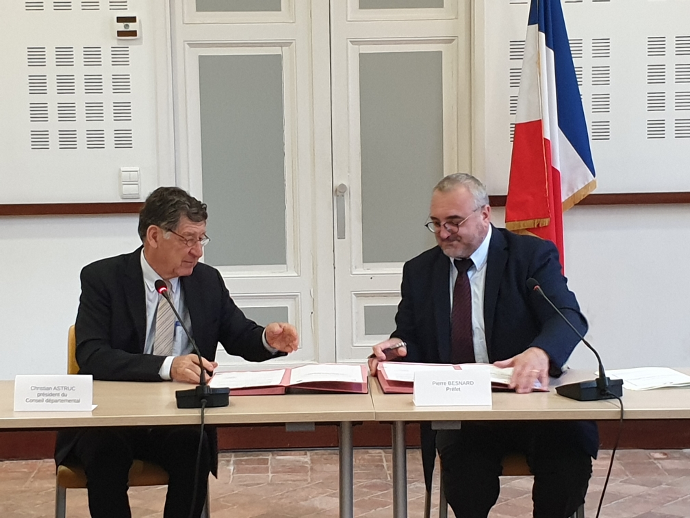 Prefet_82's tweet photo. Le #CD82 rejoint le fonds de solidarité de l'État en faveur des entreprises. La signature d'une convention avec le Président Christian Astruc, a formalisé cette décision. Le #CD82 est le premier de la région Occitanie a rejoindre ce fonds de solidarité en faveur des entreprises. https://t.co/0zgFGKUgMB