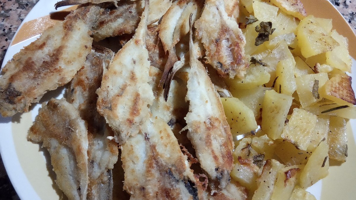 rosella8949's tweet photo. Merluzzetti con patate cotti al forno https://t.co/Zub34DCB25