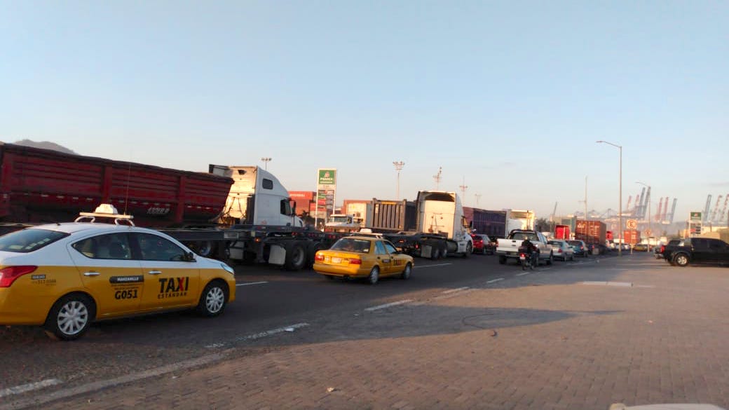Com_Portuaria's tweet photo. Rebrota conflicto vial en el #PuertoDeManzanillo. Desde la madrugada de este jueves 30 de abril, largas filas de tráileres saturan la carretera Jalipa-Puerto. Analizan si se debe a deficiencias operativas de @AduanasMx o de la terminal @ConteconMzoOf. https://t.co/lsCWMVoJFT https://t.co/HGREtGfMou