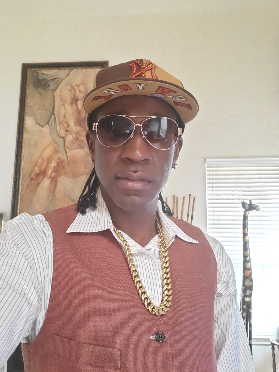 BlackHeffShow's tweet image. A rich nicca can play broke (and fool u niccaz good lol)......... But ain't no way in hell a broke nicca can play rich. #datpart💯 #summoofit #jakafella #blackheff #jaketheflake #samenizzle #differentbankrolls