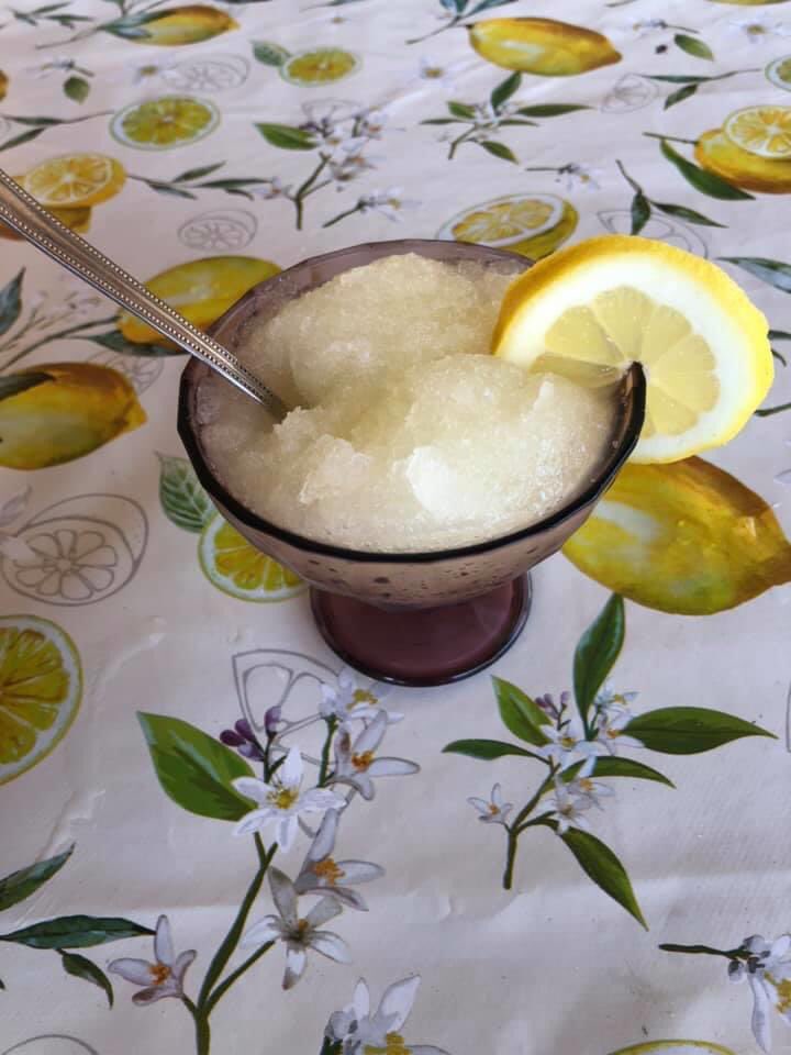 SarasBakery1's tweet photo. Ricetta estiva facile e veloce
Granita al limone🍋
Ingredienti:
1 L di acqua, 400 g. di zucchero, 500 ml di succo di limone
Procedimento:
Mescolare acqua, zucchero e succo, mettere in freezer e, quando si sarà ghiacciata bisognerà mixarla.
#30aprile #ricette #iorestoacasa https://t.co/IqjtMz3tUY