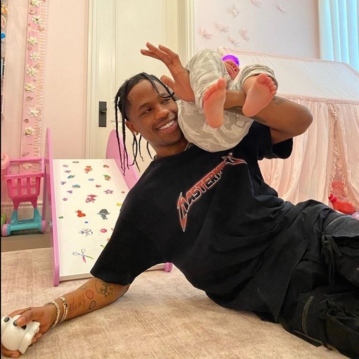 De1syym's tweet photo. o sorrisão do travis quando ele tá com a stormi 🥺💖 https://t.co/UbDnZ85e5q