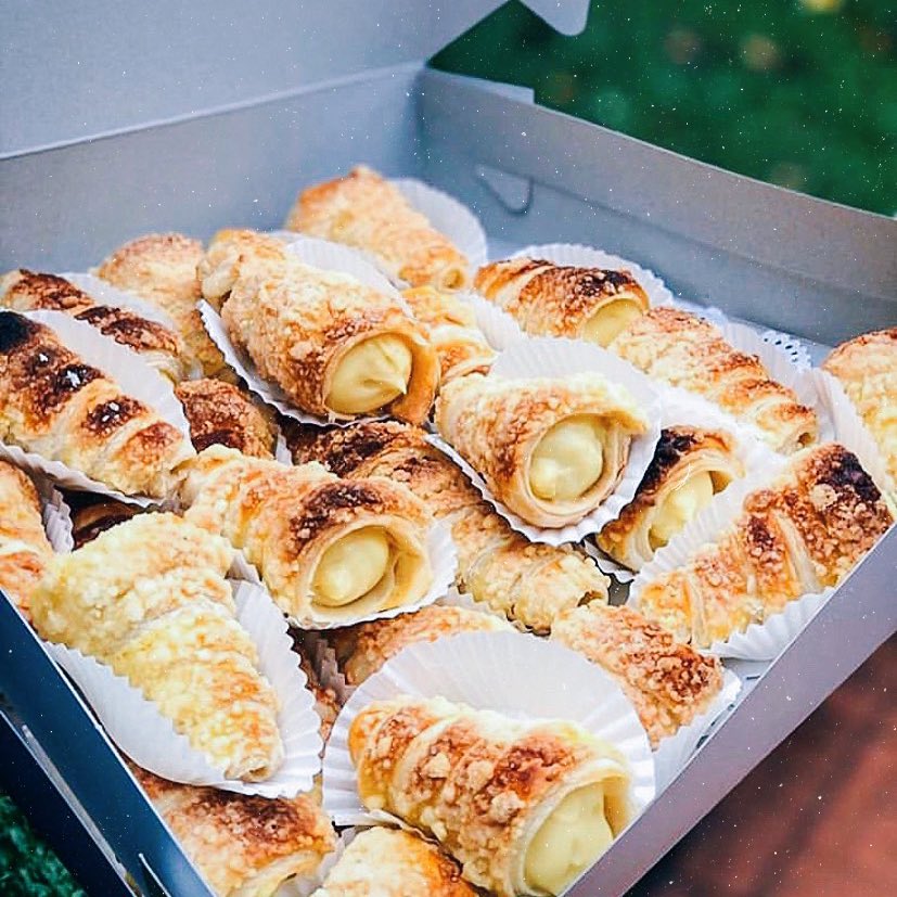 DahliaRizal's tweet image. I love how my aunt is so fkng talented in baking and we would only order cakes/desserts from her tau but she told me she’s not good in marketing her products so here i am telling yall that her desserts are undeniably the best😩 go visit her page okay! @/chors_choice