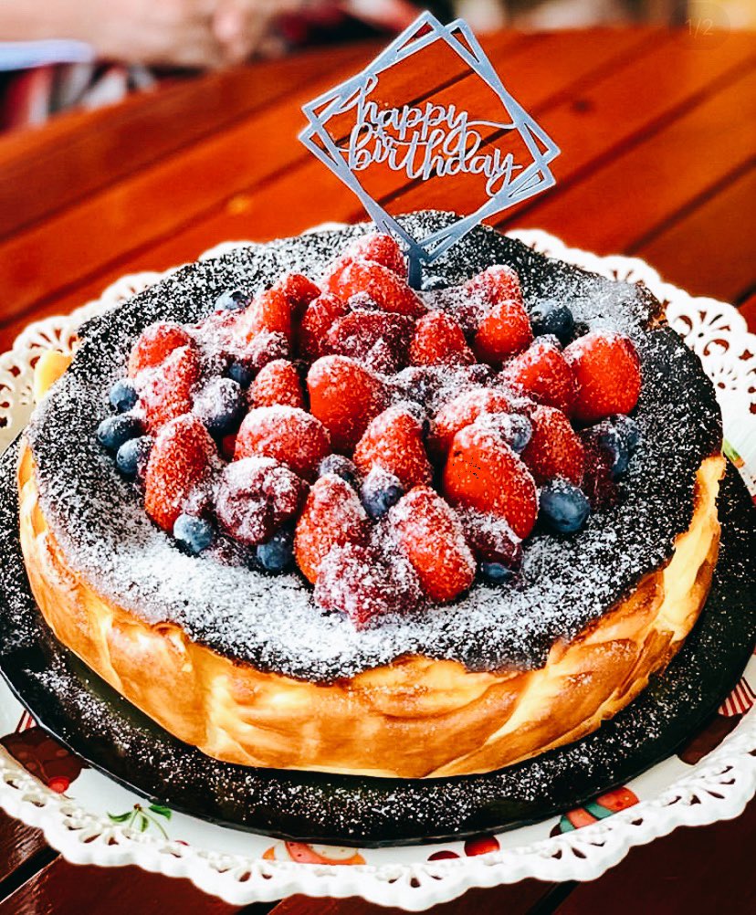 DahliaRizal's tweet image. I love how my aunt is so fkng talented in baking and we would only order cakes/desserts from her tau but she told me she’s not good in marketing her products so here i am telling yall that her desserts are undeniably the best😩 go visit her page okay! @/chors_choice