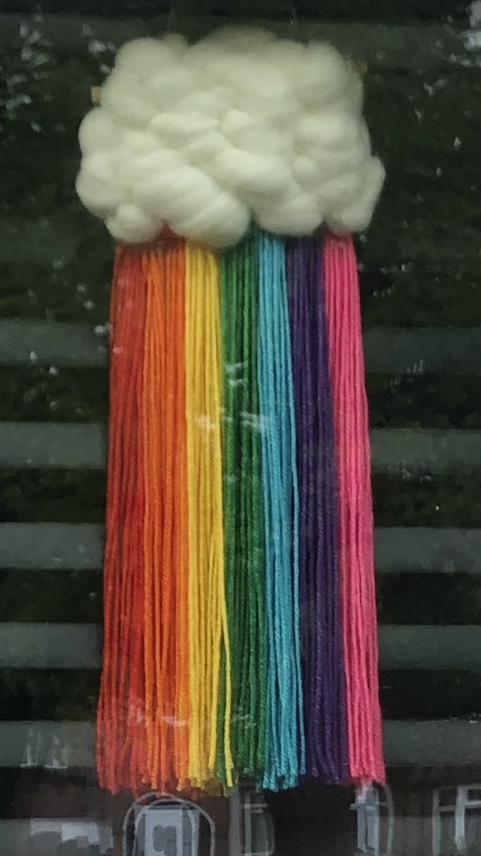 Here’s my final #NHSSweatySelfie (sans sweat, like the rest of ‘em). Also spotted this v cute NHS tribute on my walk which I thought was too sweet to keep to myself 🌈 just over an hour left to share your sweaty selfies to donate £5 to <a href="/BWC_NHS/">BWC NHS Trust</a> 🙌🏻