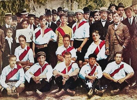 UnDíaComoHoy de 1905, RIver  jugaba su 1er partido oficial. En su antiguo estadio de Dársena Sur, caía por 3 a 2 ante Facultad de Medicina, en la 1ra fecha del torneo de 3ra Div. Una semana + tarde, River lograría su 1er triunfo, al derrotar 4 a 3 a Belgrano "A".