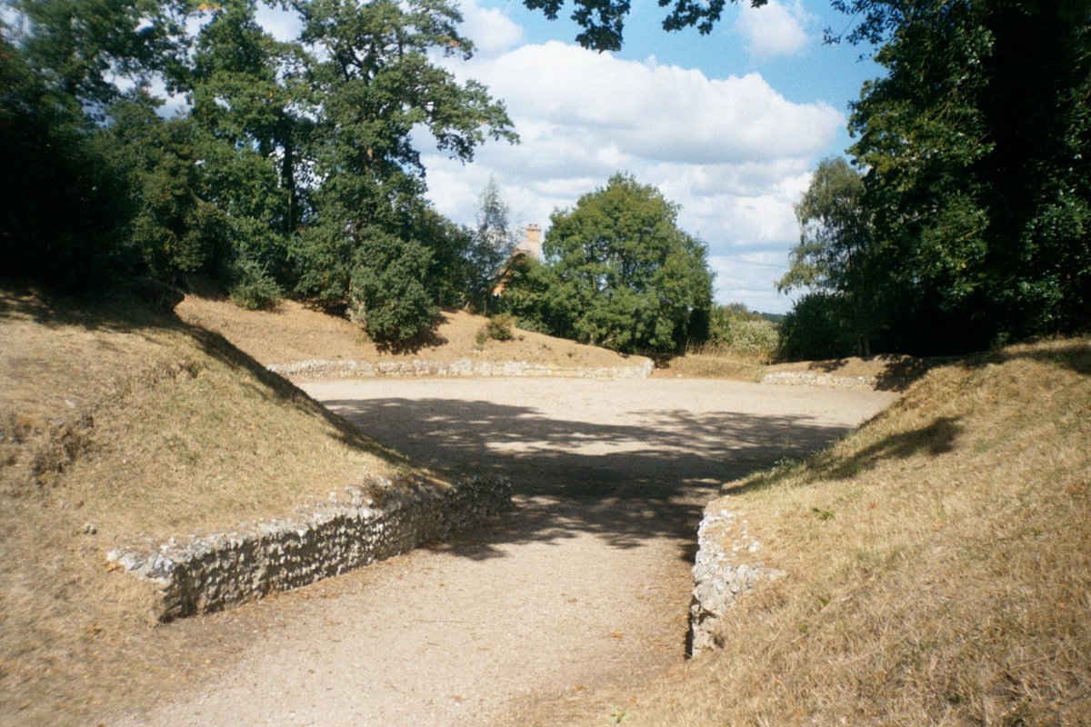 TimeTravelRome's tweet photo. 🧙‍♂️⚔"100 Rulers &amp; Rebels of Rome". 📒 Day 63. #Allectus (?-296). Ex-treasurer to Carausius, he killed him and seized the power. But Constantius Chlorus managed to retake control his Gallic territories. His place: 🏛 #Silchester where he lost his final battle to Constantius. https://t.co/vLmIQOnXur