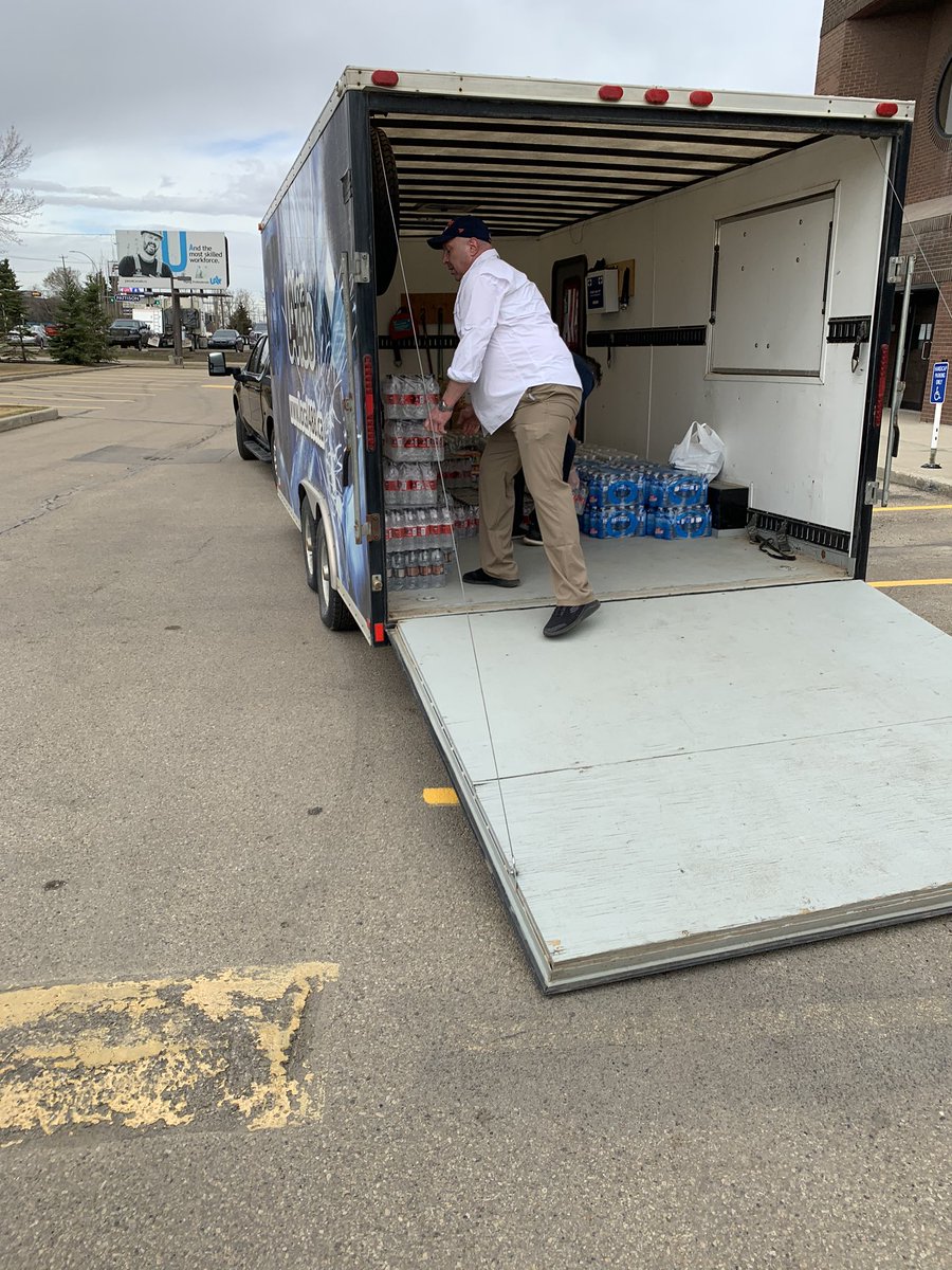 Ian_Robb1's tweet photo. Fort McMurray Members and Friends I just dropped off 1050 bottles of UNITE HERE! Local 47 water + 700 bottles of @BuildingTradeAB water at the @ualocal488 office they’re filling a trailerload of donations for all flood victims and driving up in the morning #FtMacStrong @unitehere https://t.co/jywub1s97S