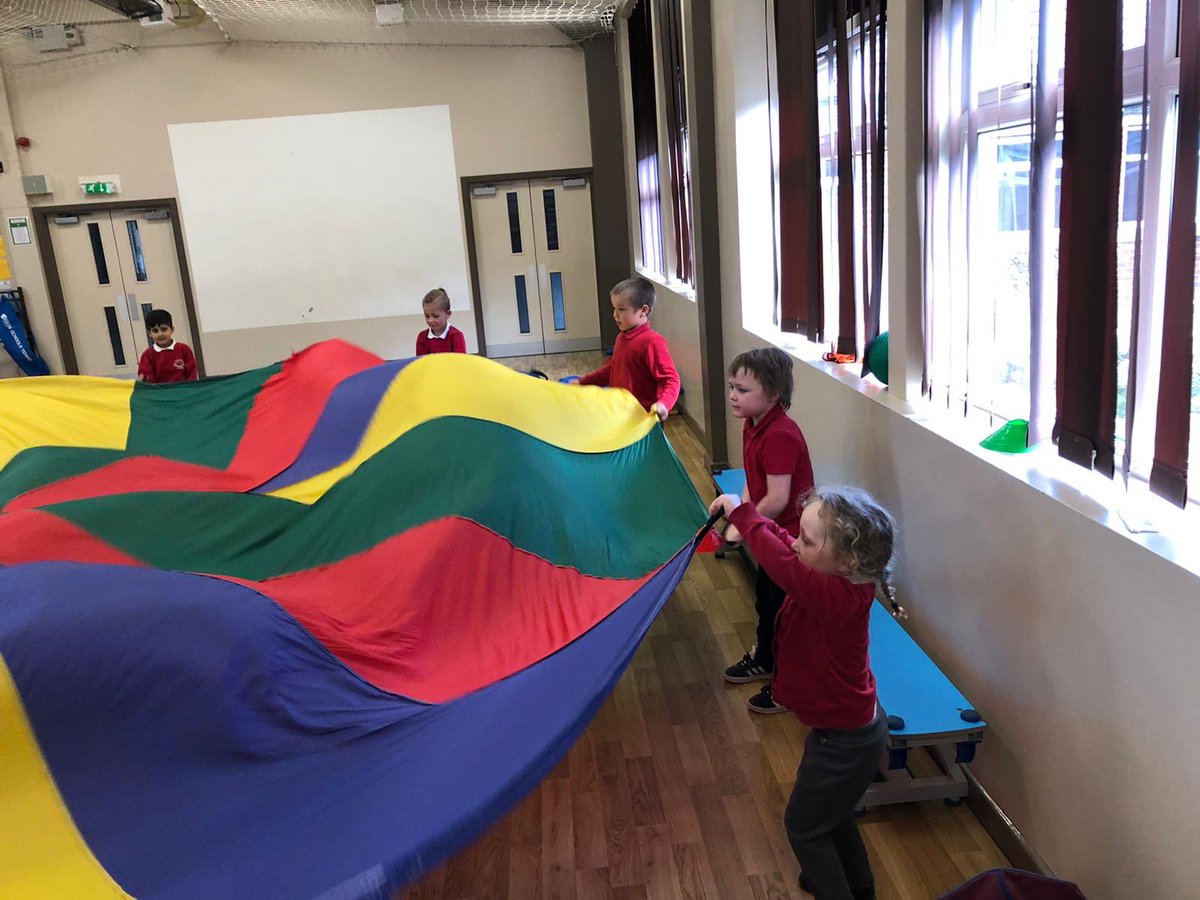 LowAshPrimary1's tweet photo. Another busy week at Low Ash for the children of key workers! 🖌🏐🚲  #StaySafe #KeyWorkers #LowAsh https://t.co/gNt764JYXS