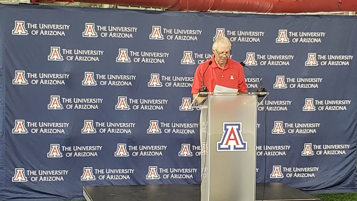 TelemundoAZ's tweet image. El presidente de la Universidad de Arizona Robert C. Robbins anuncia que las clases presenciales se reanudarán en otoño
