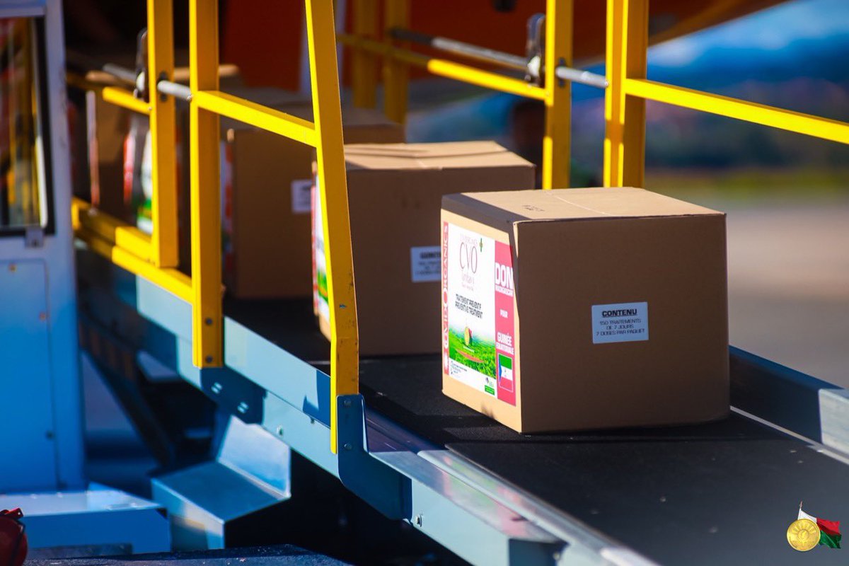 AfricaFactsZone's tweet image. Equatorial Guinea's Deputy Minister of Health, Mitoha Ondo'o arrived in Madagascar to take packages of Madagascar's Coronavirus medicine, Covid Organics back to Equatorial Guinea.