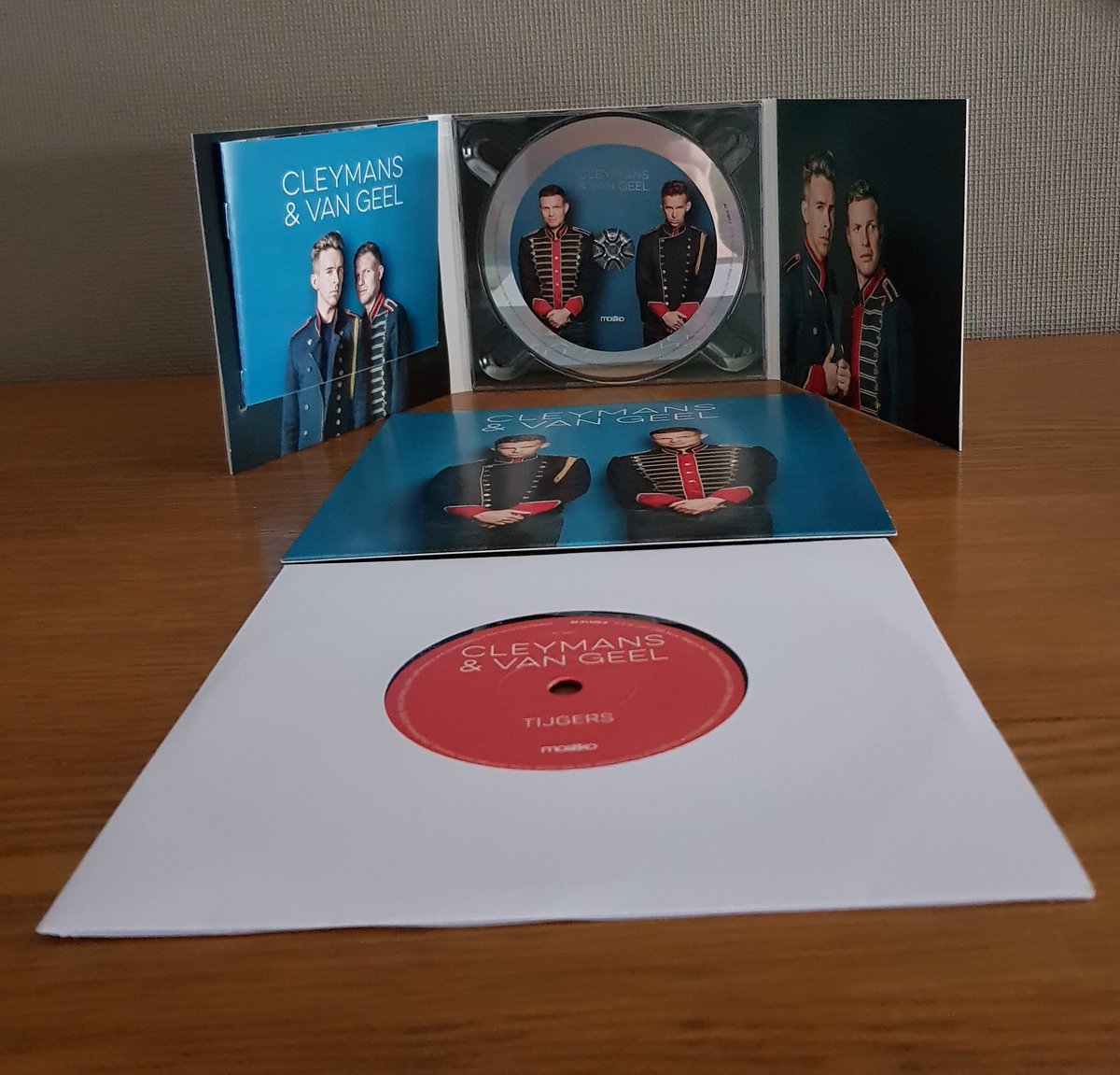 fotostijn's tweet photo. Vandaag is mijn cd van @JelleCleymans en Van geel geleverd en tot mijn grote verbazing zat er ook nog een vinyl plaatje bij met daarop Tijgers en Aan de liefde ten onder. Mijn dag kan niet meer stuk. #cleymansenvangeel #fullcd #ikluisterbelgisch #kooplokaal #playlocal https://t.co/ulEUppUv5H
