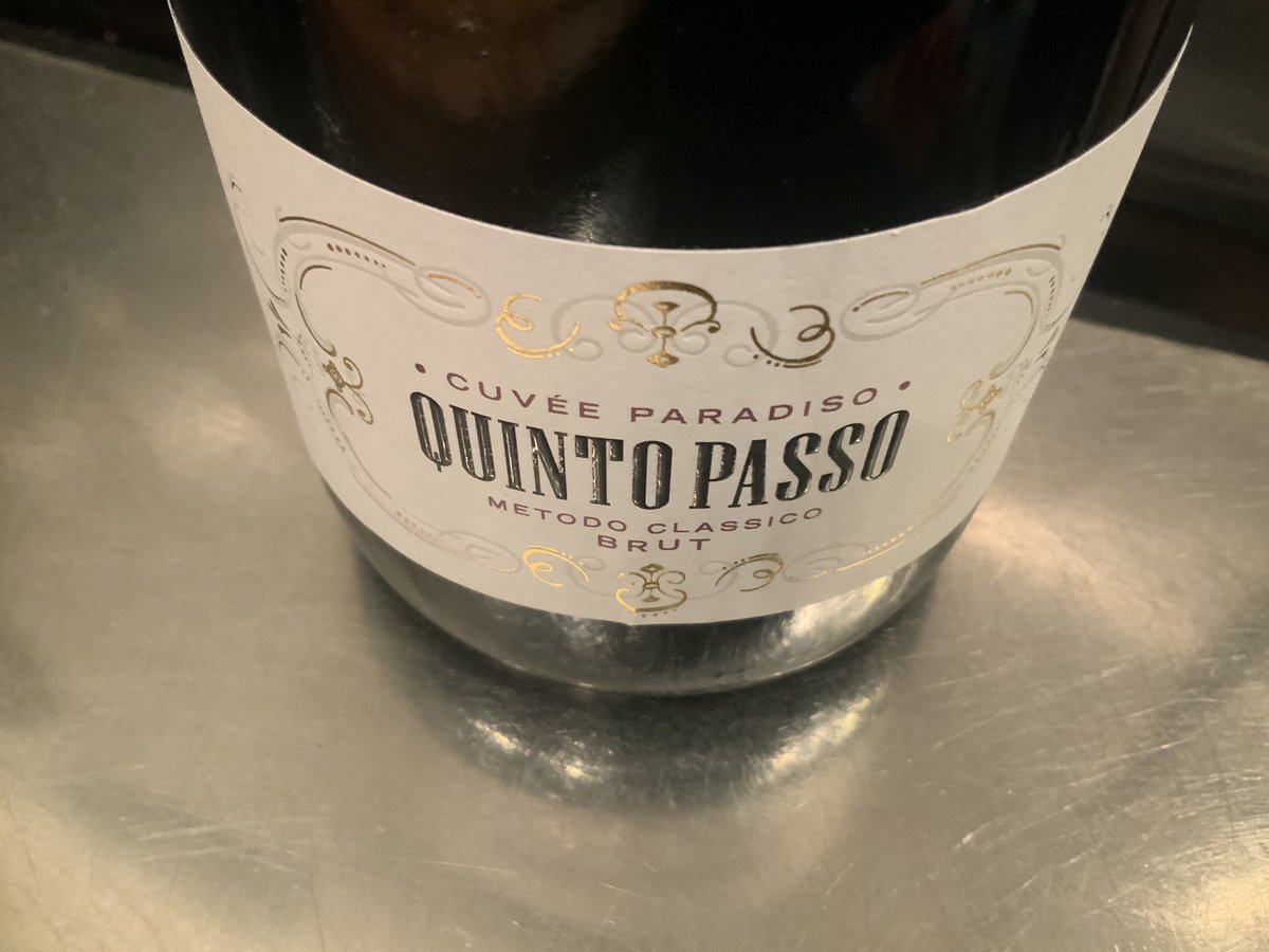 Andrea_Radic's tweet image. Amici #winelovers questa sera in Emilia Romagna con Cuvée Paradiso Metodo Classico Brut @Quintopasso “sur lattes”. Al naso sensazione piena e delicata, frutta tropicale e gialla con sentori mediterranei. Al palato bollicina fine e dinamica, appaga con brio