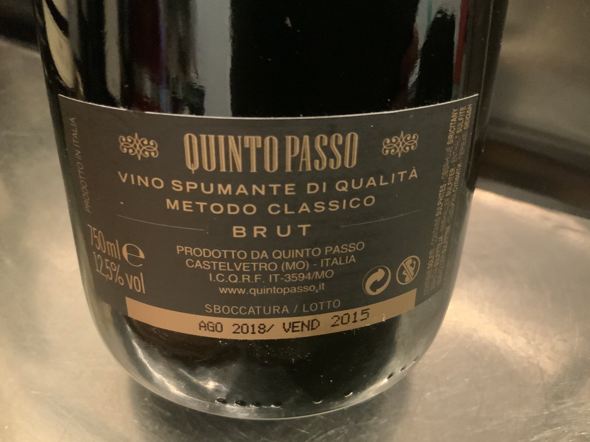 Andrea_Radic's tweet image. Amici #winelovers questa sera in Emilia Romagna con Cuvée Paradiso Metodo Classico Brut @Quintopasso “sur lattes”. Al naso sensazione piena e delicata, frutta tropicale e gialla con sentori mediterranei. Al palato bollicina fine e dinamica, appaga con brio