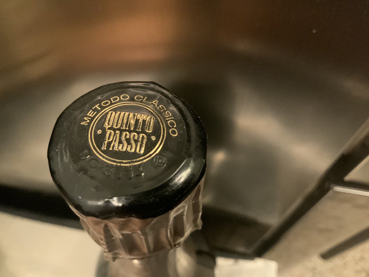 Andrea_Radic's tweet image. Amici #winelovers questa sera in Emilia Romagna con Cuvée Paradiso Metodo Classico Brut @Quintopasso “sur lattes”. Al naso sensazione piena e delicata, frutta tropicale e gialla con sentori mediterranei. Al palato bollicina fine e dinamica, appaga con brio