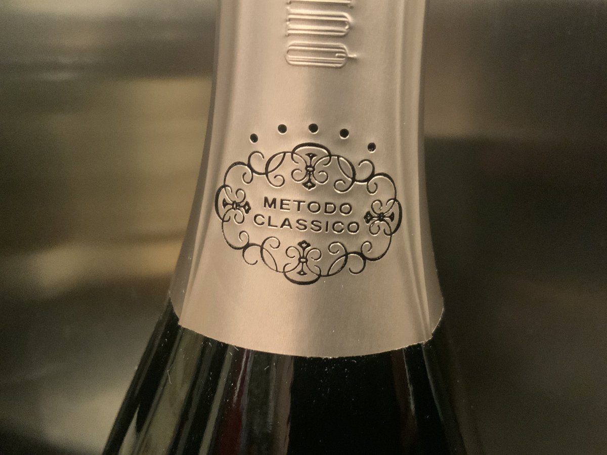 Andrea_Radic's tweet image. Amici #winelovers questa sera in Emilia Romagna con Cuvée Paradiso Metodo Classico Brut @Quintopasso “sur lattes”. Al naso sensazione piena e delicata, frutta tropicale e gialla con sentori mediterranei. Al palato bollicina fine e dinamica, appaga con brio