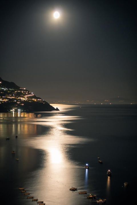 Harika bir dolunay ve  Positano'da gece... İtalya