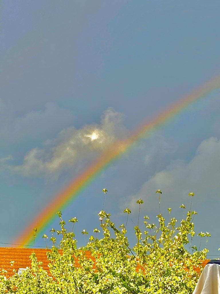 There’s a beautiful rainbow here right now....it’s like it knows it’s nearly time to clap 👏🏻 #keyworkers #nhs 🌈💕🙏🏻