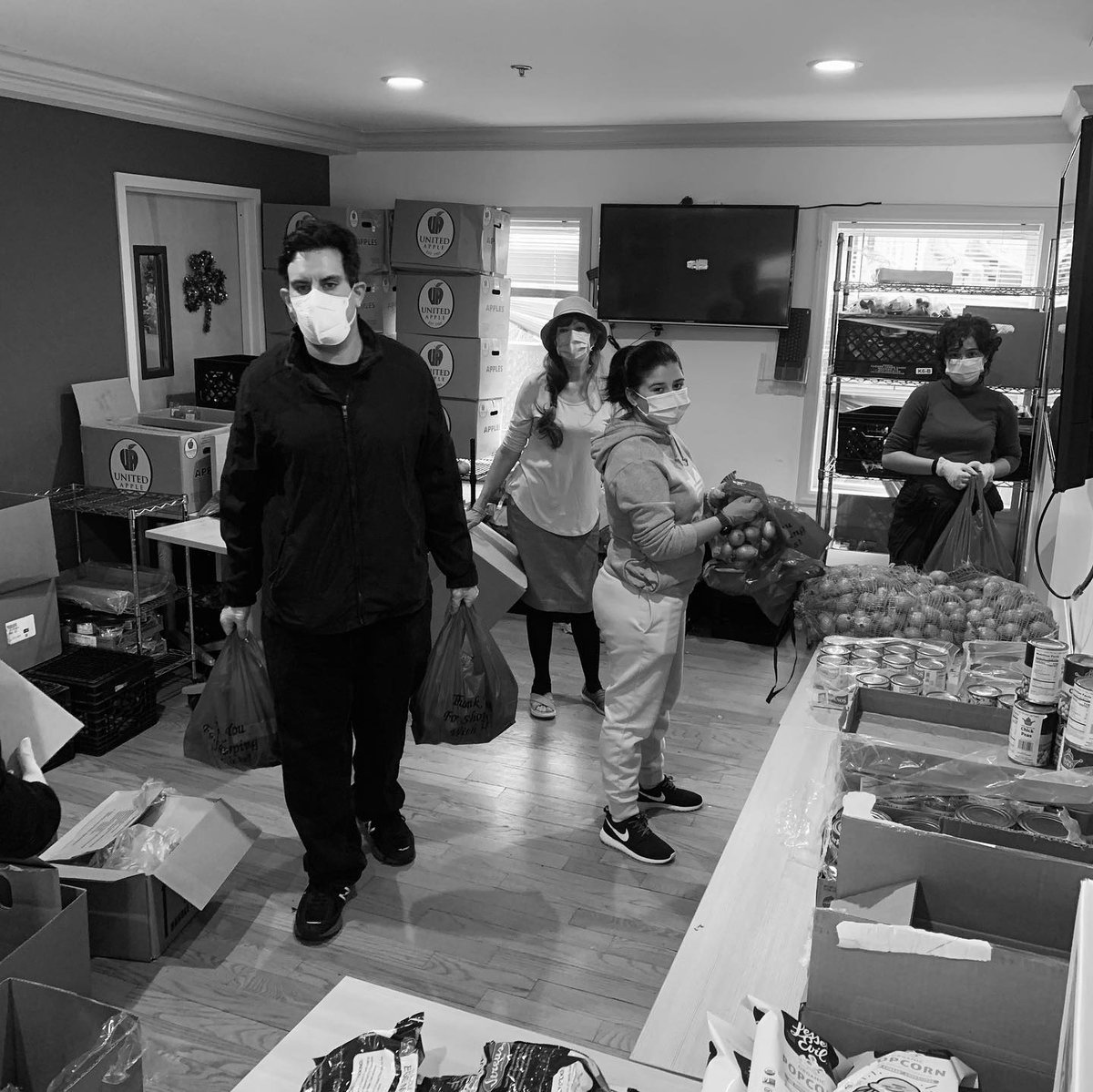 Impact100NYC's tweet photo. Our founding members were nominated by @onesandwichatatime in the #100PBJChallenge
100 sandwiches π₯ͺ were made with β€οΈ and delivered to the food pantry @CommonPointQueens
#Impact100NYC #Impactfromhome #Covidheroes #nycgives #takeactionthursdays https://t.co/4KyQowW9Ge