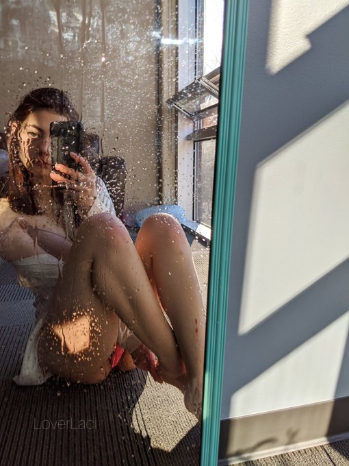 I'm having trouble getting my mirror clean 😭 https://t.co/OBIINDGkrN