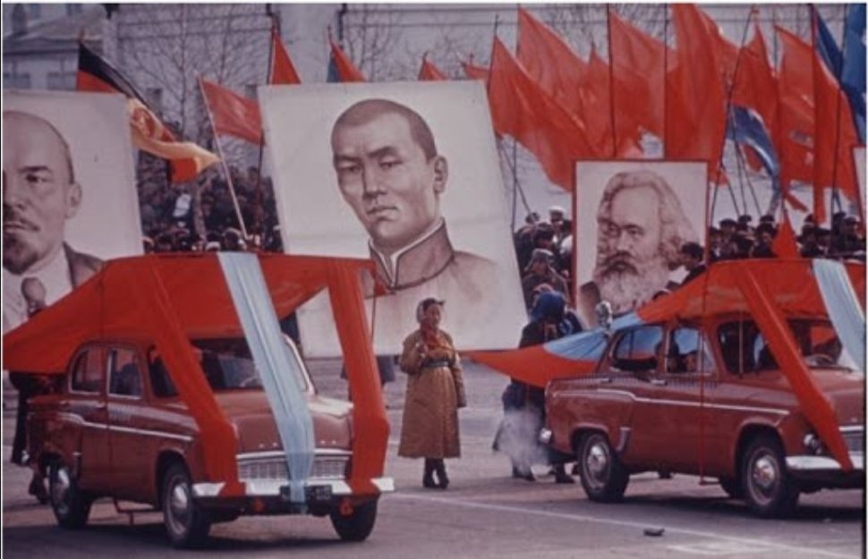 Хардаа! Майн баяраар Монголчууд жагсдаг байжээ. 😉