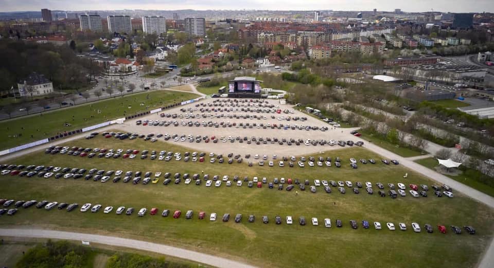 Di tengah pandemi covid-19, orang² di Denmark tetap mengadakan konser musik.

Tanpa penggunaan sistem PA, mereka justru menggunakan transmitter FM agar penonton bisa mendengarkan suara musisi di panggung via radio di mobilnya sembari tetap menjaga jarak dengan penonton lain.