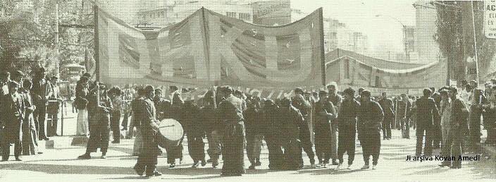 Roja berxwedana gelê kedkar u bındestê cihanê slav dıkın 
Bıjî TEKOŞİNA KARKERAN !
Bıjî YEK GÛLAN !
#BijiYekGulan
#1Mayıs