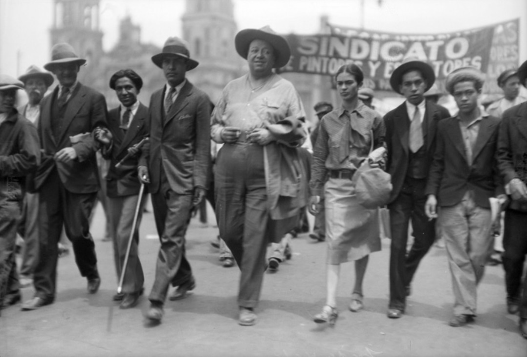 cultura_mx's tweet photo. El 1 de mayo de 1913 se conmemoró por primera vez el #DíaDelTrabajo en México. Como respuesta a la convocatoria de la Casa del Obrero, se estima que 25 mil obreros desfilaron por las calles.

Diego Rivera, Frida Kahlo y otros intelectuales marchan el Día del Trabajo, 1929. INAH https://t.co/LXlQvgXRWz
