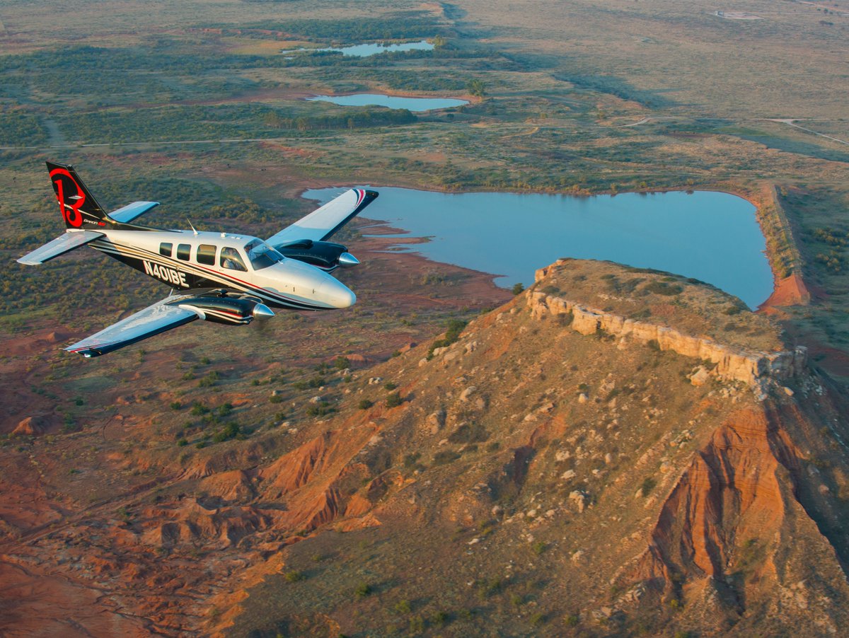 Beechcraft's tweet photo. Looking for piston performance that comes with speed, elegance and a state-of-the-art flight deck?

This one's got you covered 🛫 

#FlyBeechcraft #BaronG58 https://t.co/nPvTyN84u5