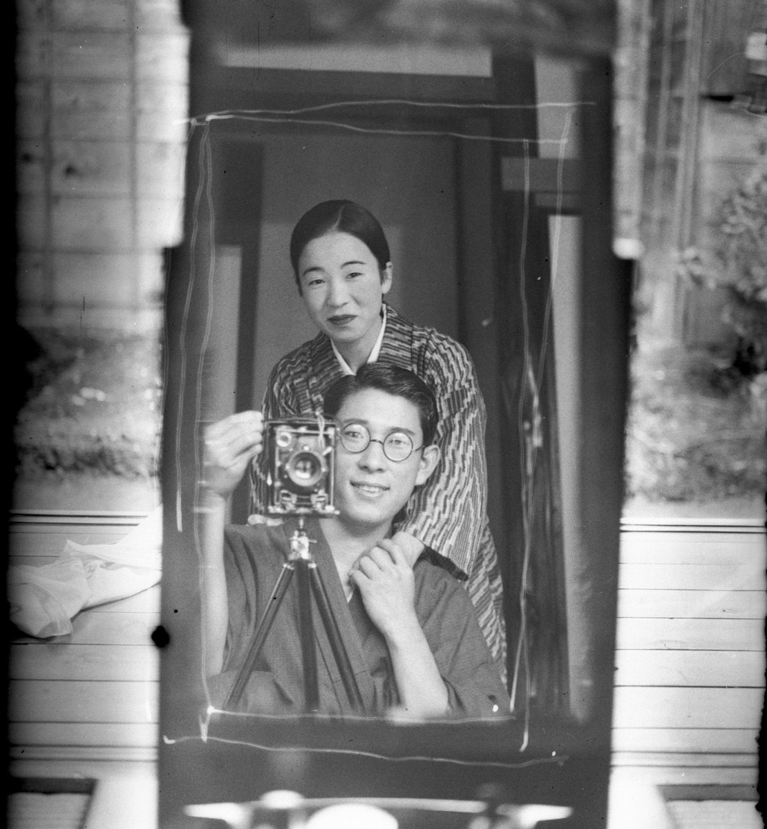 Oguchi T 小口 高 かなり前に日本人のカップルが鏡を使って自撮りを試みた写真 T Co Kkrb2p2xt8 日本の古い写真を紹介しているフェースブックのアカウントが昨年10月に投稿したもの 撮影の工夫や二人の姿が印象的で ここ数日 海外を含めて急に