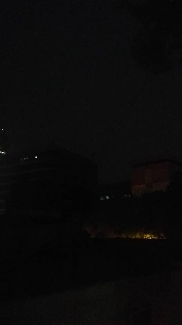 preparafamilia's tweet photo. 7:30 pm El Hospital J.M de Los Ríos  continúa sin suministro eléctrico, la primera foto es de uno de los  pasillos de la Torre de Hospitalización y la segunda fue tomada desde las afueras del hospital. https://t.co/kkJ65XhpQ4