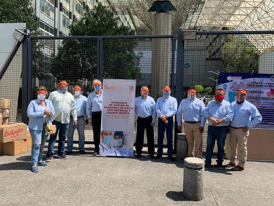 secc11cdmx's tweet photo. El Secretario General, @FELIPEANTUNEZL y el Prof. @Francis04938687  e integrantes del Comité Ejecutivo Seccional entregaron material médico al personal que labora en hospitales del ISSSTE, atendiendo la instrucción del Mtro. Alfonso Cepeda Salas

https://t.co/U1IT8DsAL0 https://t.co/ZQUUMS4YQA