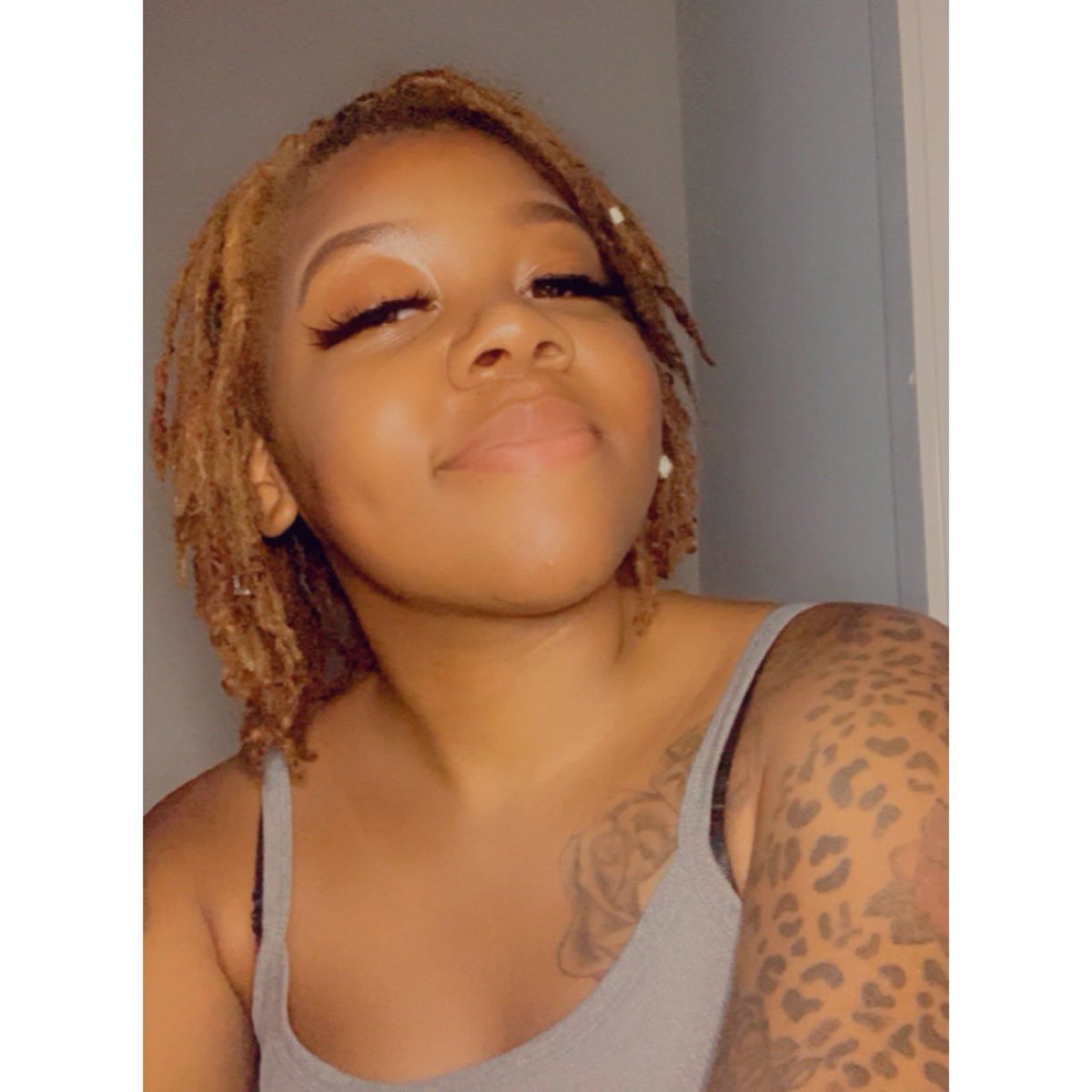 RedRuBy__'s tweet image. Smile for ya 🥀