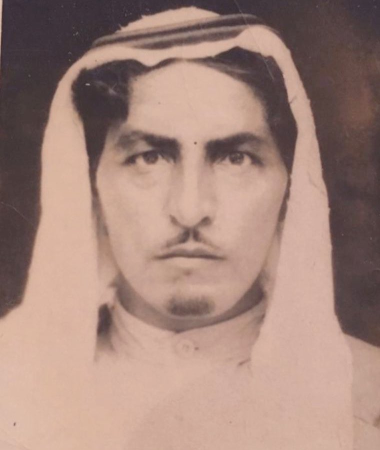 الشخصية رقم٧:

غديّر بن مزعل المصرب العنزي، 
ولد عام 1929م، استحق بجدارة ان يكون احد أعيان قبيلة السبعة و عنزة قاطبة بدولة الكويت، عرف بالكرم والحلم وسلامة الصدر وحسن الخلق، له ٧  أبناء و ٤ بنات نجباء، توفي عام 1988. رحمك الله،،،

#المصاربة
#في_القلب_ذكراهم