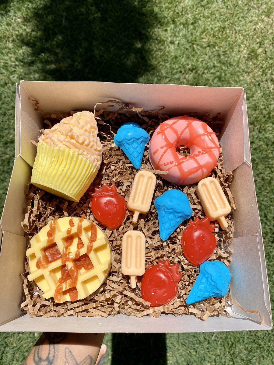 beautyxbars's tweet photo. 🧁 DESSERT THEMED GIVEAWAY 🧁

Includes
1 Lemon/Orange Cupcake
1 Red Cherry Donut
1 Sugar Cookie Waffle
3 Strawberrys
3 Blueberry Muffin Cones
3 Orange Popsicles

RULES
- US residents only
- Must be following me
- Like/RT this post
- Tag a friend (unlimited entries)

Ends: 5/8 💛 https://t.co/D1HaV9gHWI