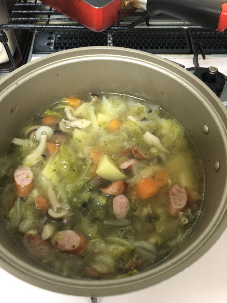 今朝作った野菜スープ 塩もみキャベツ入れたせいか 追加の味整えなしでめっちゃ美味しい 水800mlでコンソメキューブ2個使用 ツイレポ