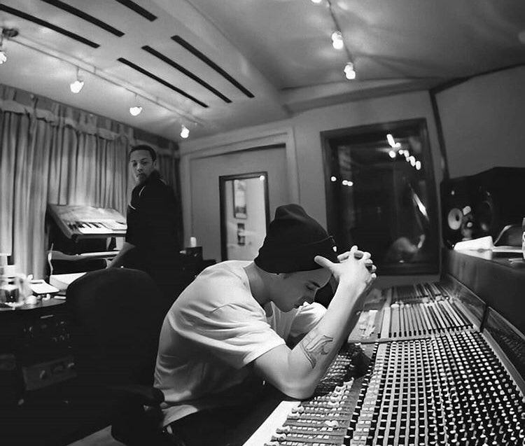 Монастырский скрипторий в средние века. Табулатура скриптонит. Скриптонии. Скриптонит дом с нормальными явлениями. Человек в студии звукозаписи.