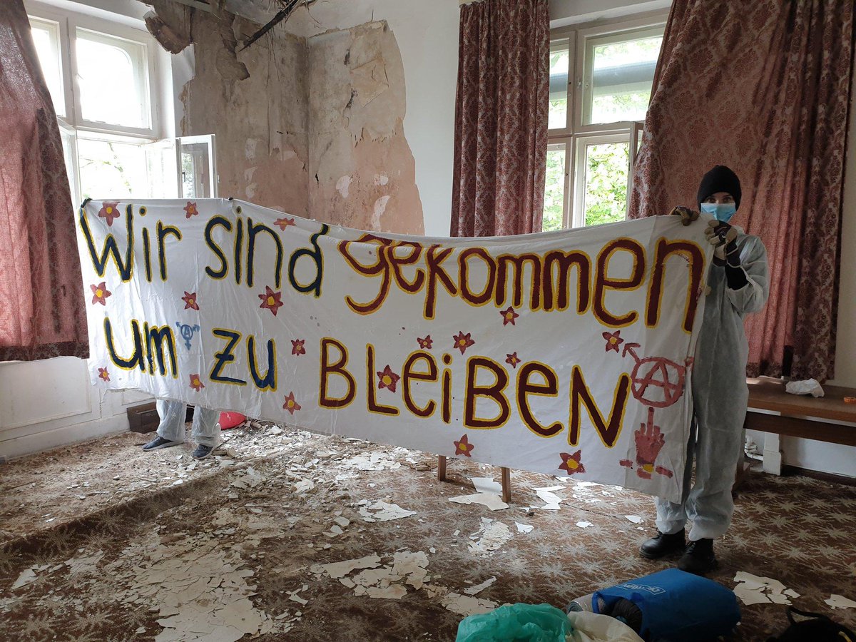 akkberlin's tweet image. Am Branitzer Platz 3 wurde heute eine seit 15 Jahren leerstehende große Villa von Jugendlichen besetzt. Nach wenigen Stunden wurde brutal geräumt und das Haus steht nun wieder leer.

▶️ de.indymedia.org/node/80088

#B3004 #besetzen