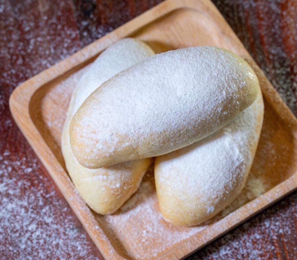 MiMeSHOP1's tweet photo. ขนมปังฮอกไกโด🍞ขนมปังเนื้อนุ่มสอดไส้ครีมนมผสมคัสตาร์ดกลิ่นหอมละมุน✨เนื้อขนมปังเนียนนุ่มละมุน โรยไอซ์ซิ่งเพิ่มความอร่อยแบบคู��ๆ ดือมากกก ราคาก็ดืออ 1ชิ้นเพียง30฿ 1กล่องเพียง90฿🥰 #ของดีบอกต่อ #ปังฮอกไกโด #อร่อยบอกต่อ #อ้วน #ชวนชิม #ชวนอ้วน https://t.co/VL9QyfFUf5